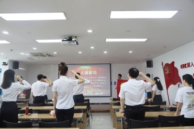 重溫入團(tuán)誓詞儀式