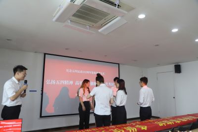 新員工佩戴團(tuán)徽儀式